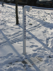 905754 Afbeelding van het kraanwatertappunt in het Park Lepelenburg te Utrecht, in winterse sfeer.